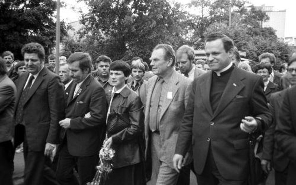 Wizyta Czesława Miłosza (jasny garnitur) w Stoczni Gdańskiej. 17.06.1981 r. Fot. T. Abramowicz