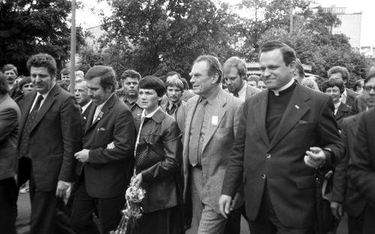 Wizyta Czesława Miłosza (jasny garnitur) w Stoczni Gdańskiej. 17.06.1981 r. Fot. T. Abramowicz