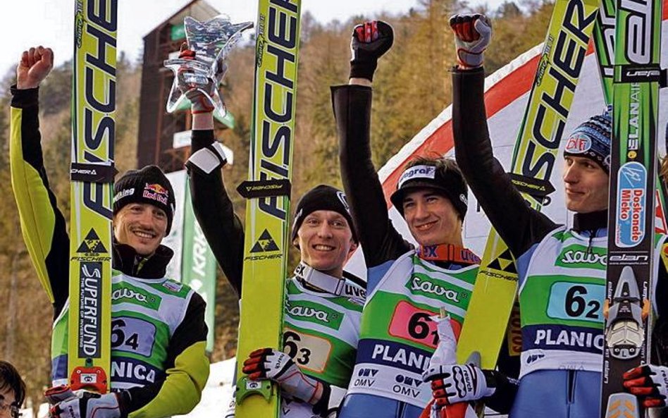 Polscy skoczkowie (od lewej) Adam Małysz, Stefan Hula, Kamil Stoch i Łukasz Rutkowski, zajęli drugie