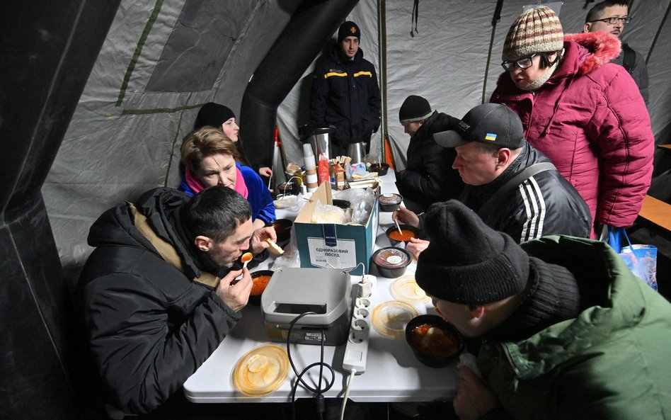 Władze Kijowa uruchomiły „punkty niezłomności”, w których mieszkańcy miasta mogą otrzymać niezbędną 