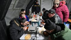 Władze Kijowa uruchomiły „punkty niezłomności”, w których mieszkańcy miasta mogą otrzymać niezbędną 