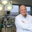 Prof. Wojciech Golusiński jest specjalistą otolaryngologii oraz otorynolaryngologii dziecięcej. Pełn