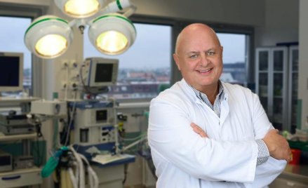 Prof. Wojciech Golusiński jest specjalistą otolaryngologii oraz otorynolaryngologii dziecięcej. Pełn