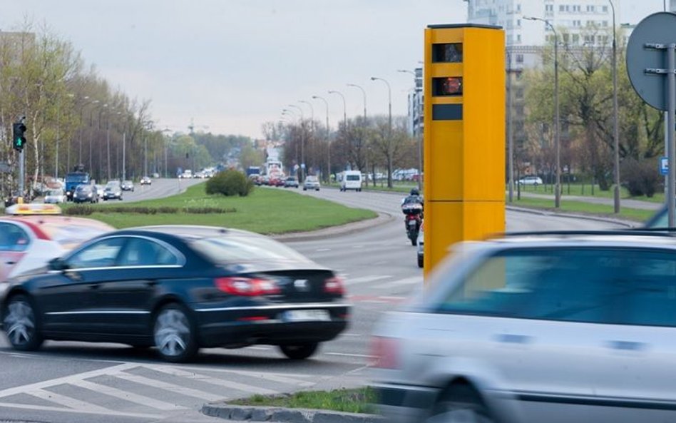 Policja przejmuje od ITD fotoradary i rejestratory przejazdu na czerwonym świetle