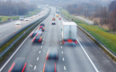 Przyczyny wypadków na drogach: Kierowcy łatwo wybaczają sobie błędy