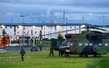 Francja: Uzbrojony więzień wziął strażników za zakładników