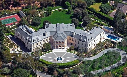 ?Zbudowana zaledwie 20 lat temu w ekskluzywnej okolicy Holmby Hills rezydencja Candy Spelling ma 525