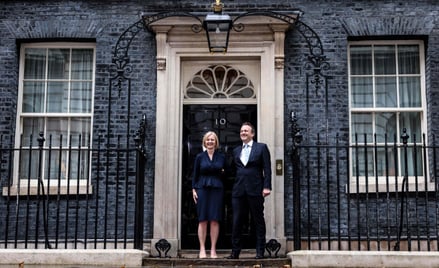 Liz Truss ze swoim mężem Hugh O’Learym przed rezydencją premiera na Downing Street 10. Jest ona trze