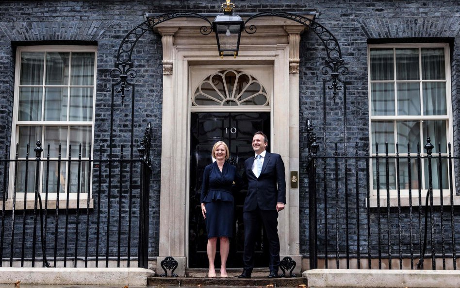 Liz Truss ze swoim mężem Hugh O’Learym przed rezydencją premiera na Downing Street 10. Jest ona trze