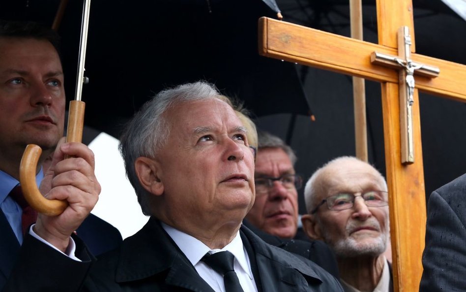 Jarosław Kaczyński o usunięciu tablic upamiętniających katastrofę smoleńską: Skrajnie niemoralne