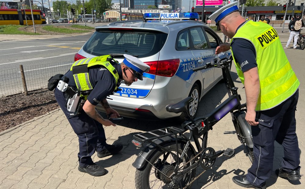 Za jazdę na takim „rowerze" można zapłacić mandat i stracić prawo jazdy