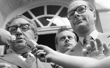 Henry Kissinger (tu z lewej, jako sekretarz stanu USA, obok młody Jacques Chirac) był przywiązany do