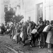 Osierocone w masakrze ormiańskie dzieci wysyłane w roku 1920 z Turcji do sierocińców i rodzin na Zac