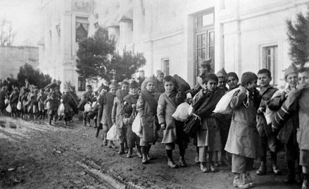 Osierocone w masakrze ormiańskie dzieci wysyłane w roku 1920 z Turcji do sierocińców i rodzin na Zac