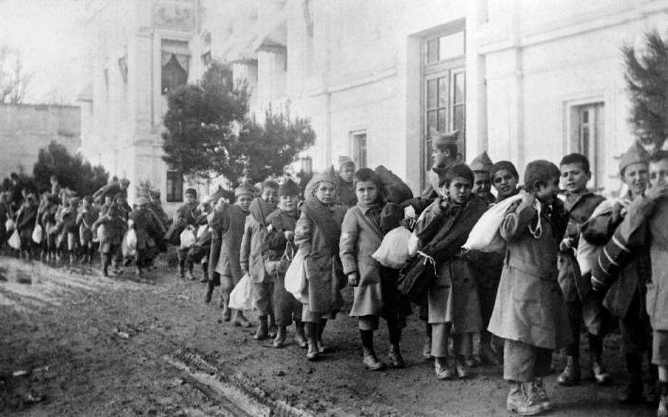 Osierocone w masakrze ormiańskie dzieci wysyłane w roku 1920 z Turcji do sierocińców i rodzin na Zac