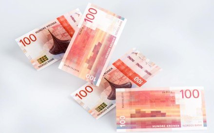 Banknot 100 koron jest w tonacji brązowo-czerwonej i przedstawia Gotskund - łódź Wikingów, którą zna