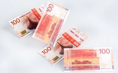 Banknot 100 koron jest w tonacji brązowo-czerwonej i przedstawia Gotskund - łódź Wikingów, którą zna