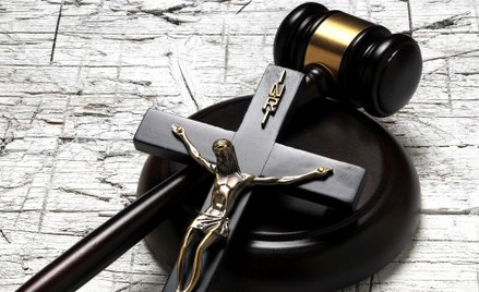 Niemcy: Sędzia usunął krzyż z sali sądowej na procesie islamisty