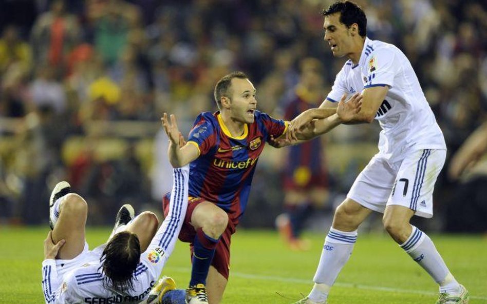 Andres Iniesta (w środku)