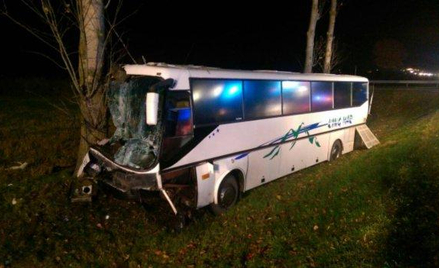 Po zderzeniu z samochodem osobowym, autobus uderzył w drzewo. Zginęła jedna osoba, a 13 zostało rann