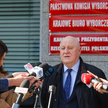 Przewodniczący Sylwester Marciniak podczas wypowiedzi przed siedzibą PKW, 10 marca 2025