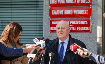 Przewodniczący Sylwester Marciniak podczas wypowiedzi przed siedzibą PKW, 10 marca 2025