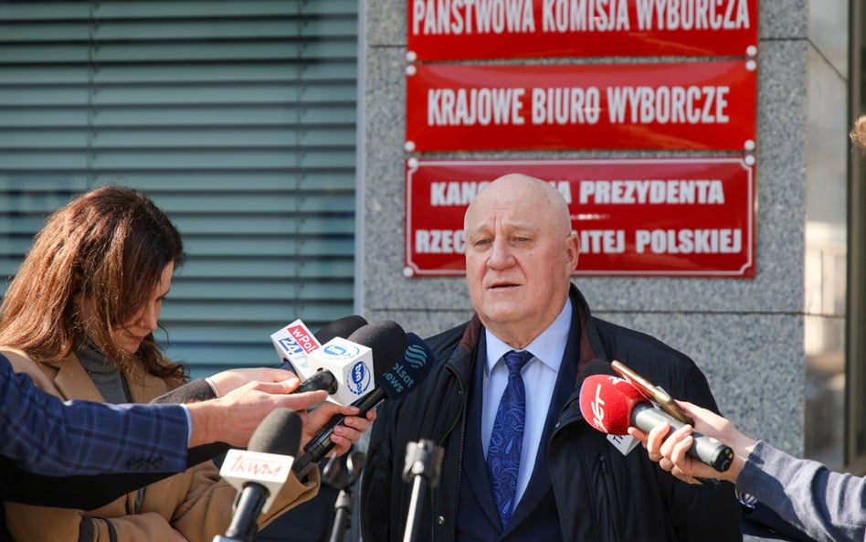 Przewodniczący Sylwester Marciniak podczas wypowiedzi przed siedzibą PKW, 10 marca 2025