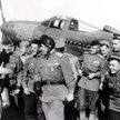 Oficerowie radzieckiego lotnictwa wojskowego w bazie lotniczej. W tle: amerykański P-39 Aircobra dos