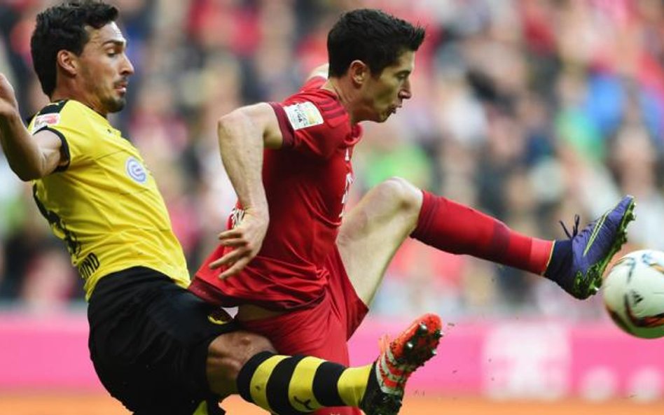 Mats Hummels i jego koledzy z obrony Borussii nie byli w stanie upilnować Roberta Lewandowskiego