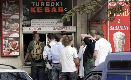 Samochody ustawiają się w pasie drogowym, zajmują miejsce postojowe, wykupują bilet i sprzedają jedz