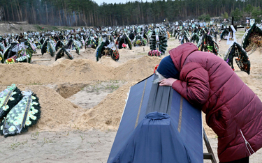 Tylko w obwodzie kijowskim Rosjanie zabili ponad 1000 cywilów. Na zdjęciu: cmentarz w Irpieniu