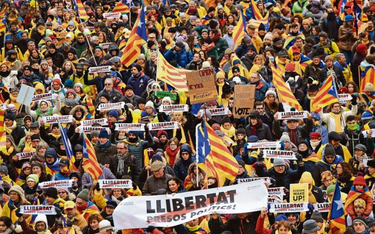 Zwolennicy niepodległej Katalonii demonstrują w Brukseli (7 grudnia 2017 r.), gdzie przebywa lider s