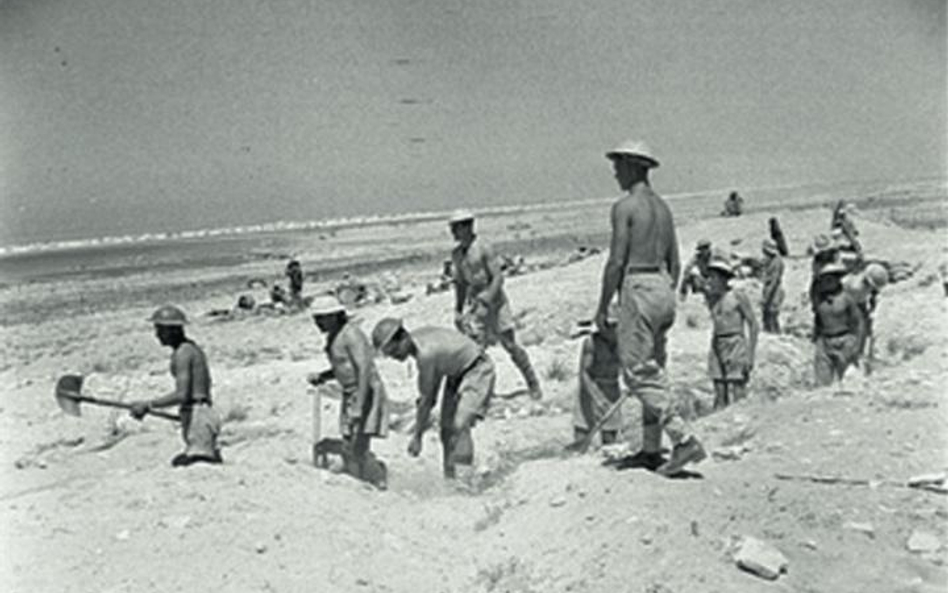 Brytyjczycy przygotowują pozycje obronne przed pierwszą bitwą pod Alamajn, czerwiec 1942 r.