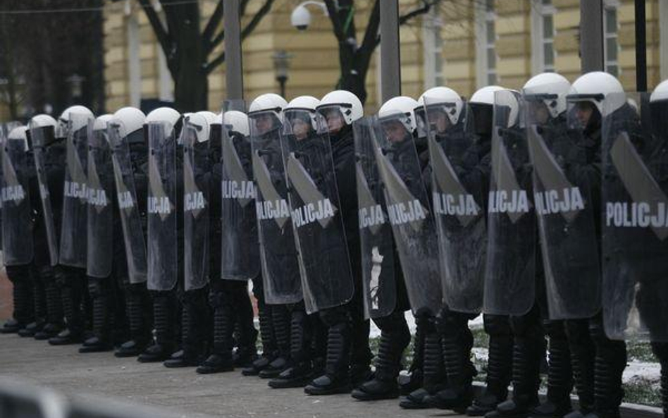 Dyskryminacja w dostępie do służb mundurowych