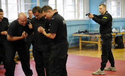 Na razie policja kupiła 78 paralizatorów. Przymierza się do zakupu 600–700 sztuk. Docelowo chce w ni