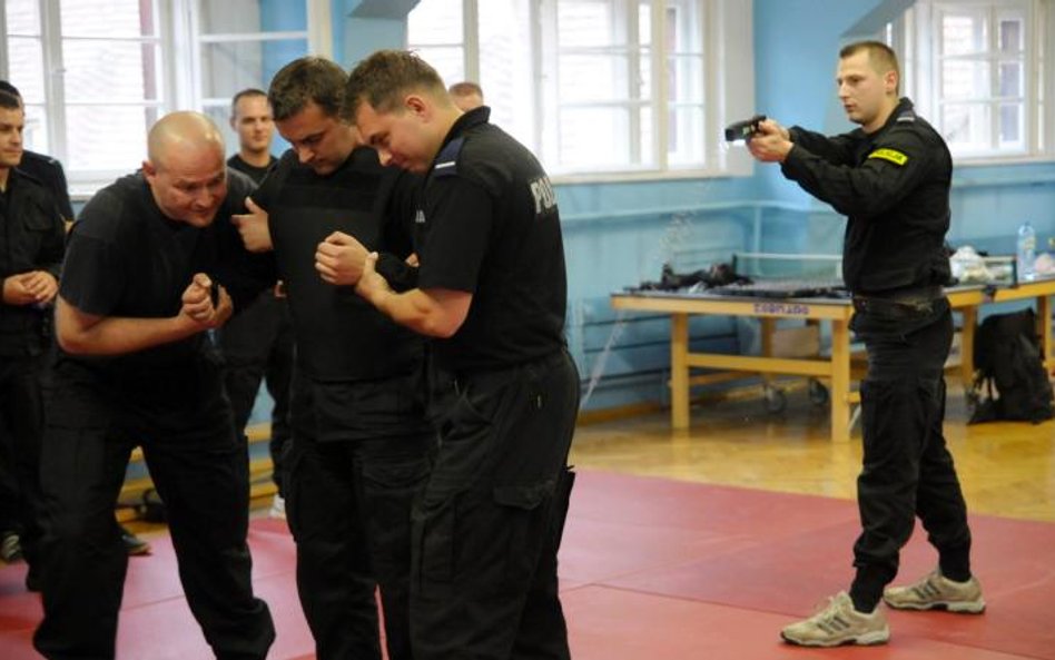 Na razie policja kupiła 78 paralizatorów. Przymierza się do zakupu 600–700 sztuk. Docelowo chce w ni