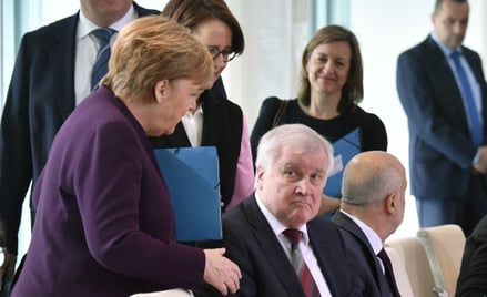 Niemiecki minister nie podał ręki Angeli Merkel. Przez koronawirusa
