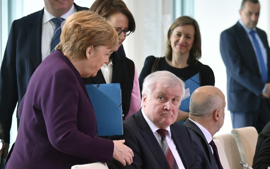 Niemiecki minister nie podał ręki Angeli Merkel. Przez koronawirusa