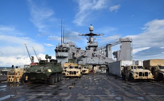 Lądowisko dla śmigłowców na USS Gunston Hall, służy również do przewożenia pojazdów oraz innych ładu