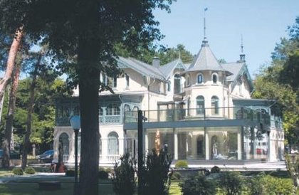 Nowy budynek prywatnego muzeum w Konstancinie.