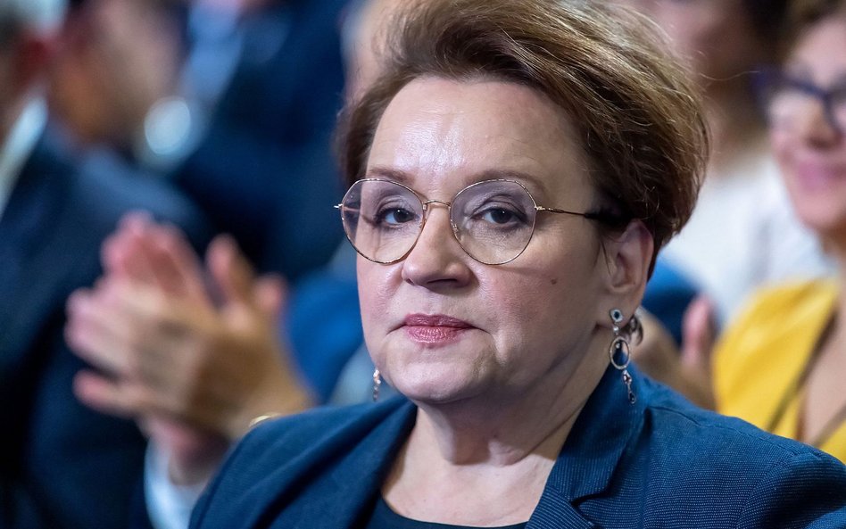 Połowa Polaków źle o Czarnku. Zalewska tłumaczy