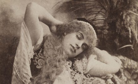 Maria Julia Wisnowska (1861–1890) – popularna warszawska aktorka dramatyczna. W nocy z 30 czerwca na