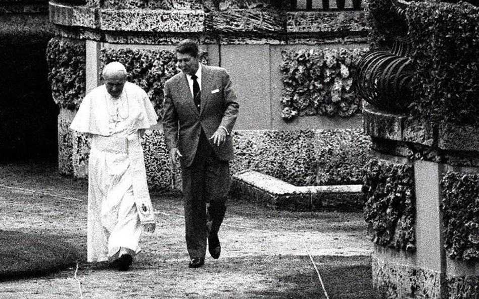 Nie było „świętego przymierza” między Janem Pawłem II a Ronaldem Reaganem – twierdzi biograf papieża