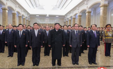 Kim Dzong Un w czasie wizyty w Pałacu Kŭmsusan