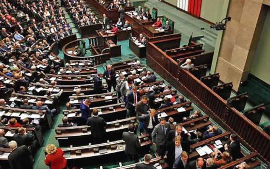 Z roku na rok posłowie coraz goręcej kłócą się o patronów na rok następny. Każdy chce przepchnąć swo
