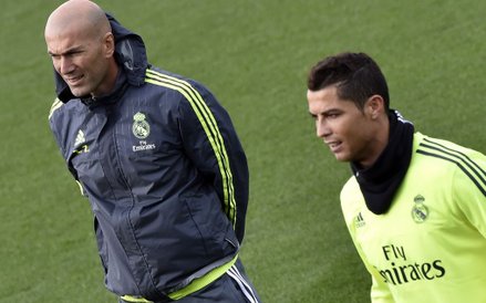 Pierwszy trening Zinedine Zidane'a z Królewskimi n/z Zidane i Ronaldo