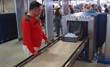 Opozycyjni radni domagają się dymisji marszałka Adama Struzika (na zdjęciu testuje urządzenia bezpie