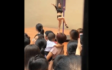 Chiny: Pokaz tańca na rurze na otwarciu przedszkola. Rodzice wypisują dzieci