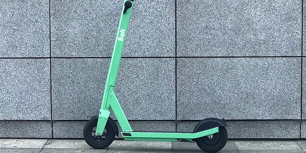 Czas wyrzucić hulajnogi z Warszawy? Na Zachodzie sobie poradzili. Paryż i Praga pozbyły się problemu