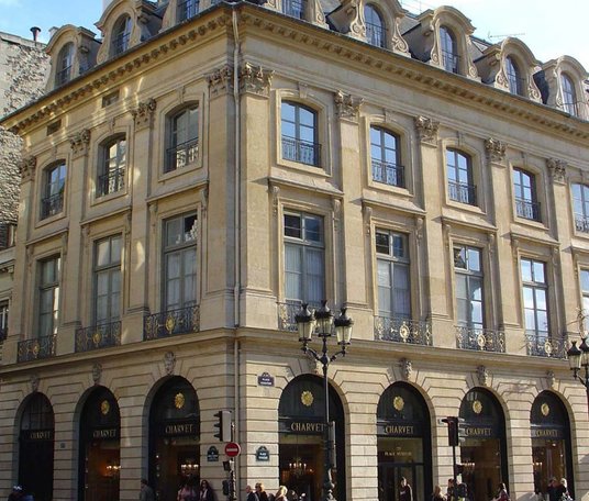 "Salon Charvet przy placu Vendome w Paryżu"